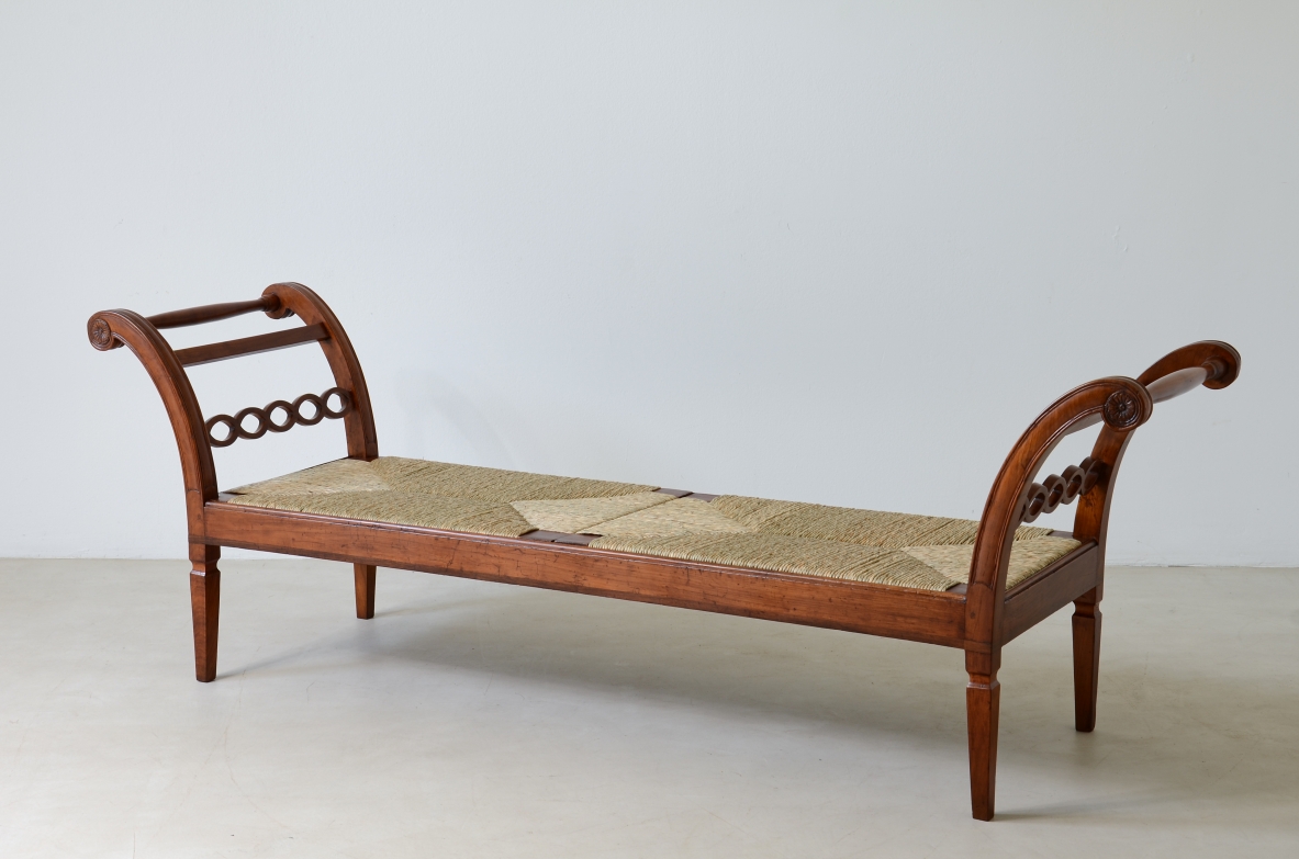 Grande panca in cliegio con montanti curvi e bella decorazione a catena, Toscana 1800