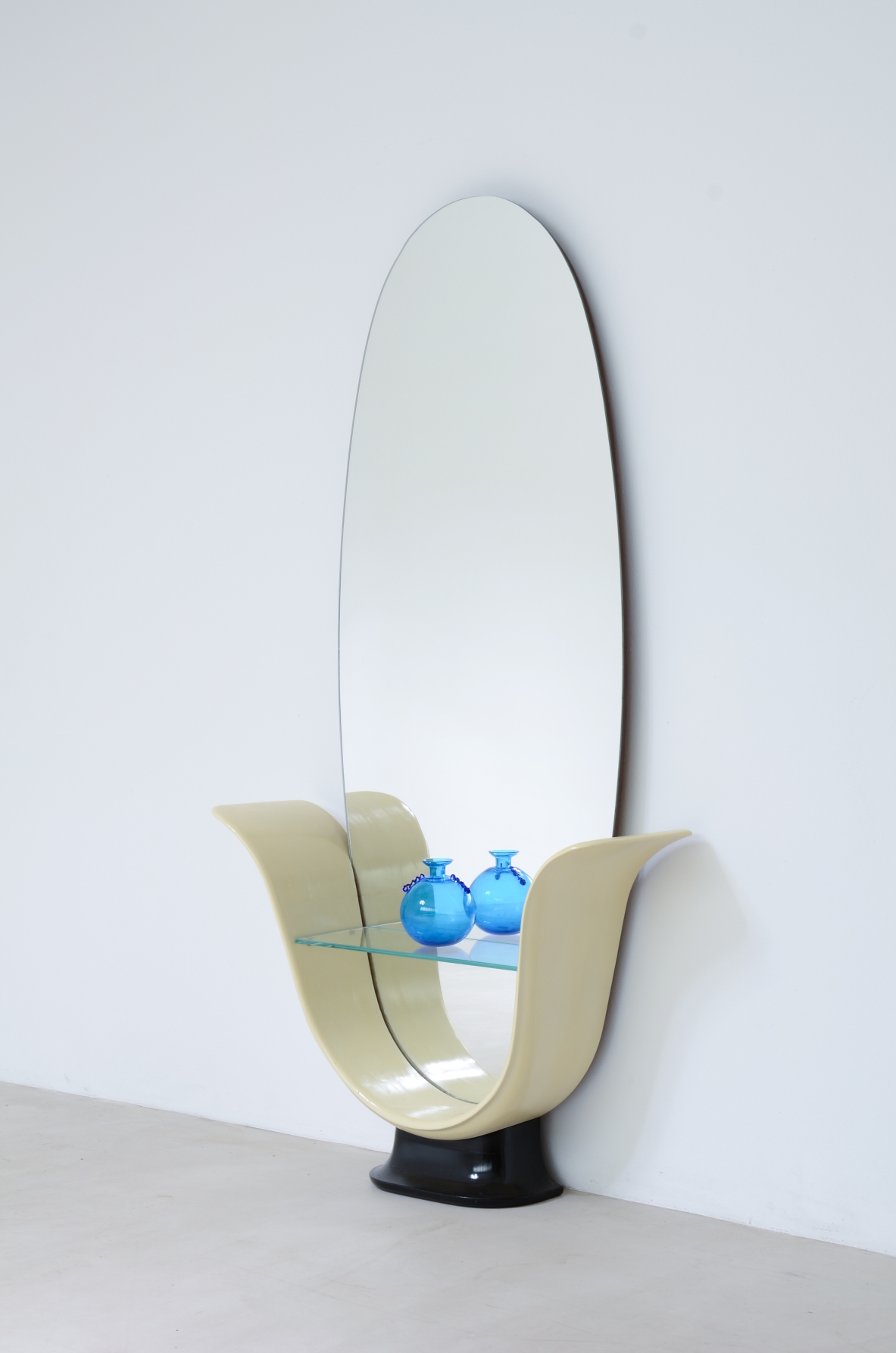 Guglielmo Ulrich. Splendid oval mirror made of polished wood. Italy 1940's.
