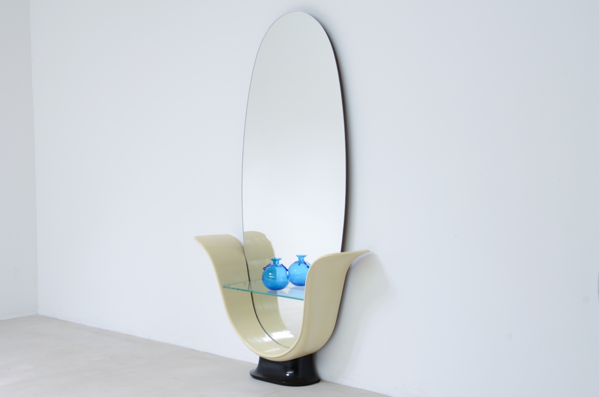 Guglielmo Ulrich. Splendid oval mirror made of polished wood. Italy 1940's.