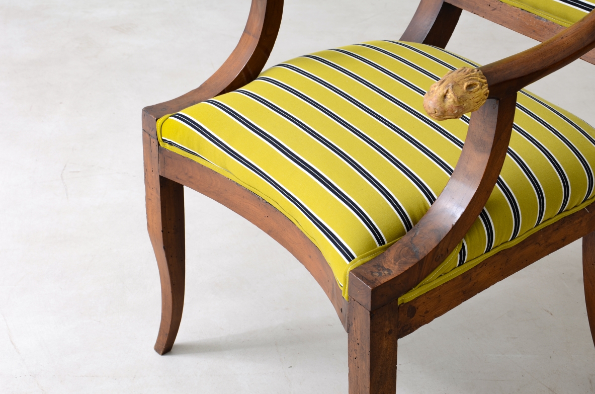 Elegante sedia antica da scrittoio con leoni scolpiti. Epoca direttorio 1790