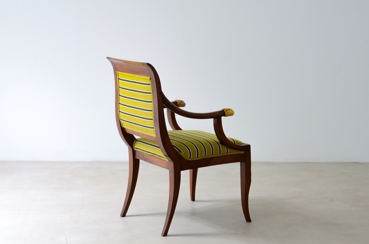 Elegante sedia antica da scrittoio con leoni scolpiti. Epoca direttorio 1790