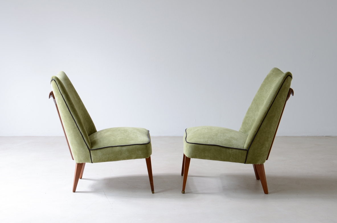 Melchiorre Bega rara coppia di poltroncine rivestite in velluto con maniglione in legnio sullo schienale.