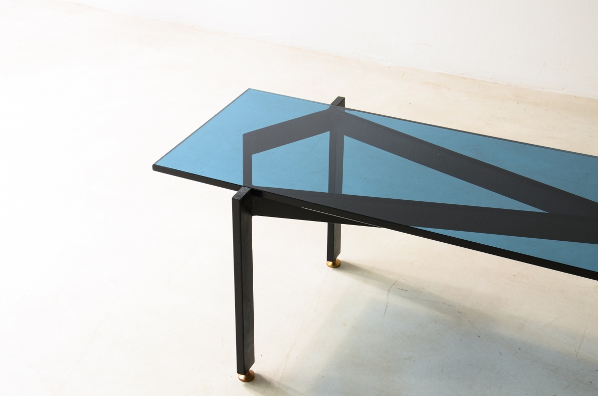 Fontana Arte Milano  Elegate tavolo basso con struttura i metallo e piano in cristallo molato blu di forte spessore.