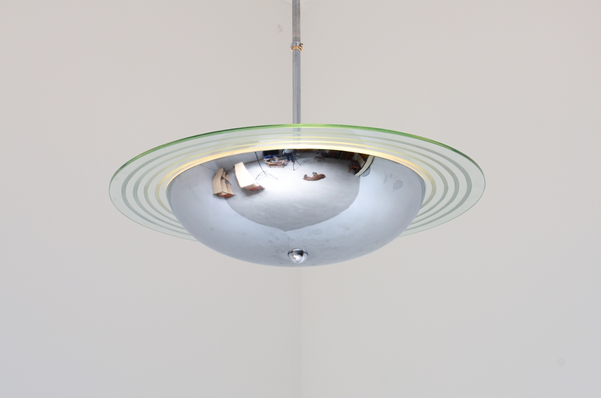 Lampadario in metallo cromato con disco in cristallo molato e inciso.  Manifattura italiana 1960ca.