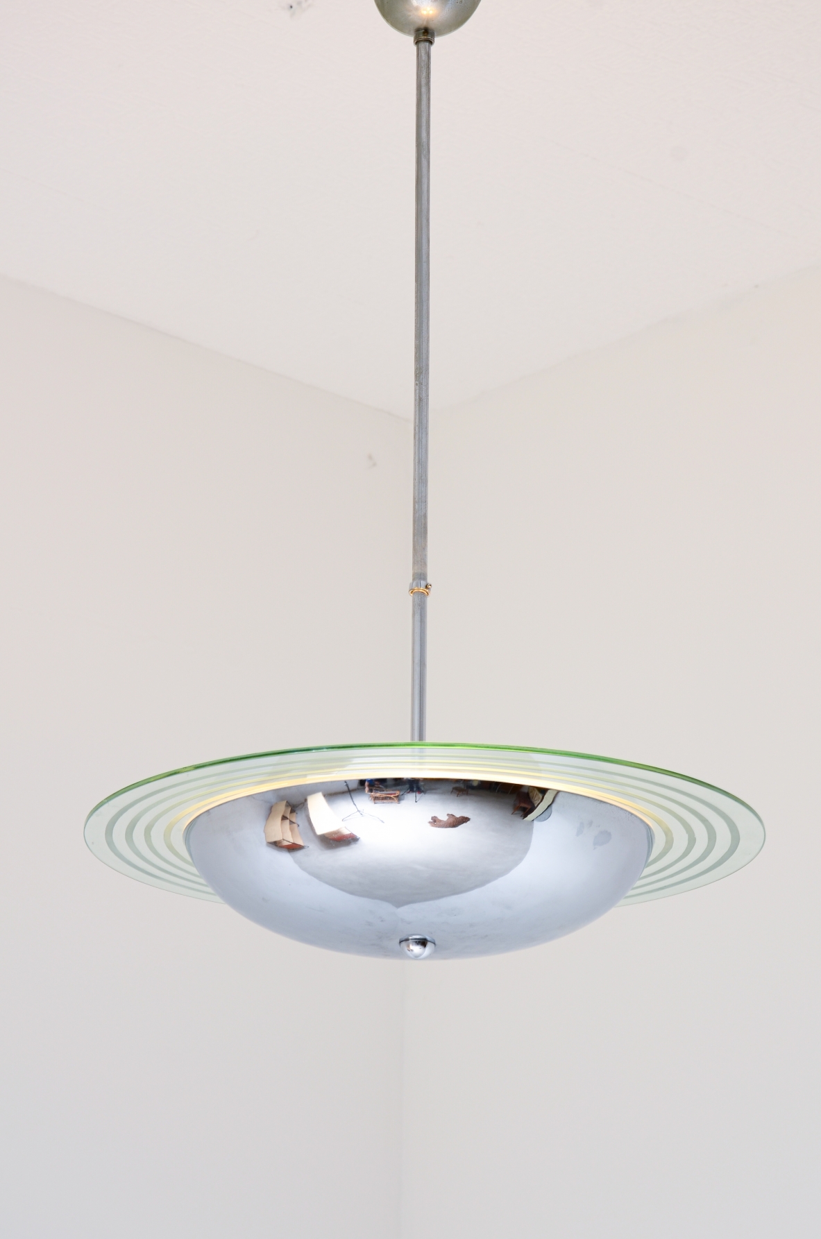 Lampadario in metallo cromato con disco in cristallo molato e inciso.  Manifattura italiana 1960ca.