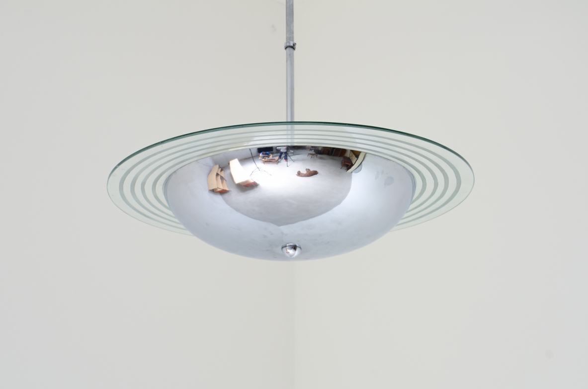 Lampadario in metallo cromato con disco in cristallo molato e inciso.  Manifattura italiana 1960ca.