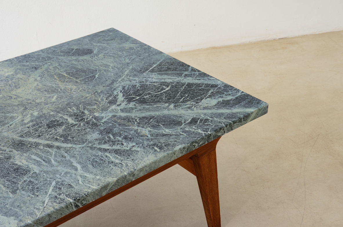Ico Parisi Tavolo da salotto in legno sagomato con piano in marmo verde alpi.