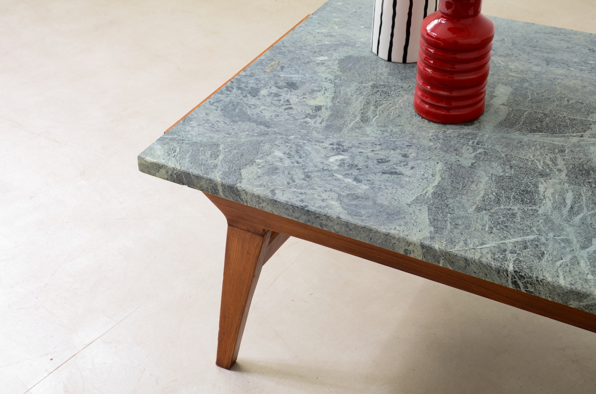 Ico Parisi Tavolo da salotto in legno sagomato con piano in marmo verde alpi.