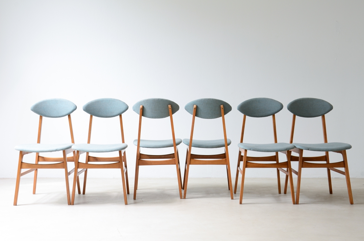 6 sedie con schienale a ogiva, struttura in legno e rivestimento in cotone. Manifattura italiana, 1960ca.