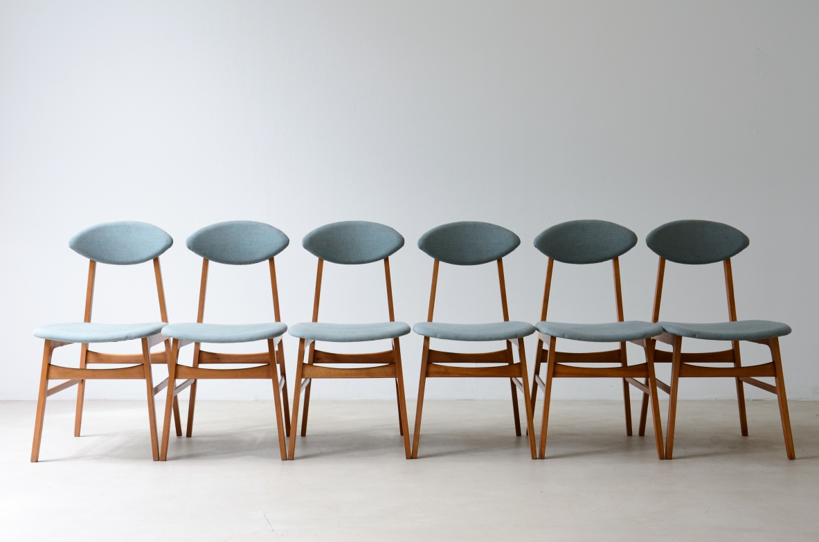 6 sedie con schienale a ogiva, struttura in legno e rivestimento in cotone. Manifattura italiana, 1960ca.