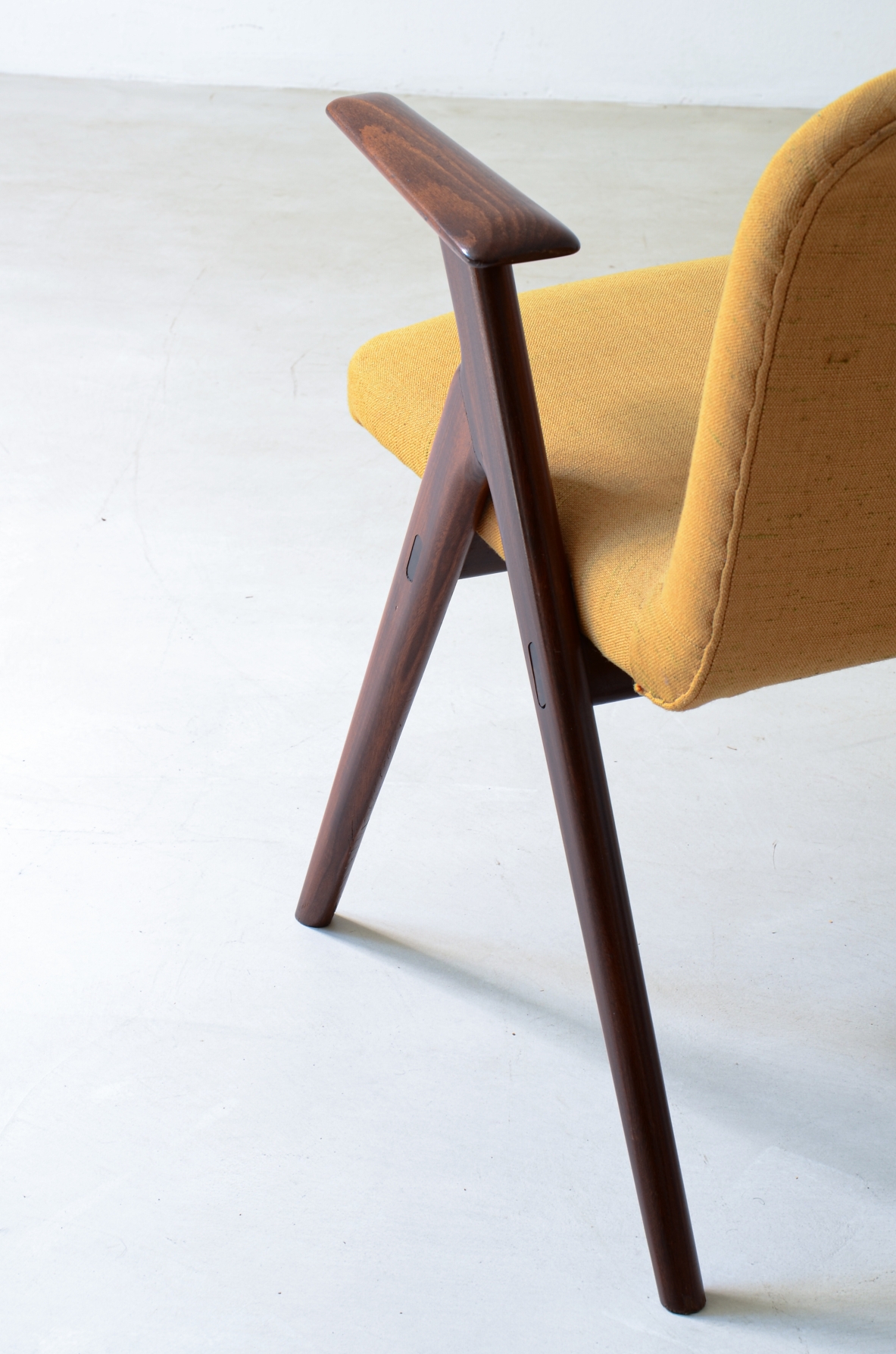 Luigi Vietti Sei eleganti poltroncine in legno e tessuto imbottito. 1960