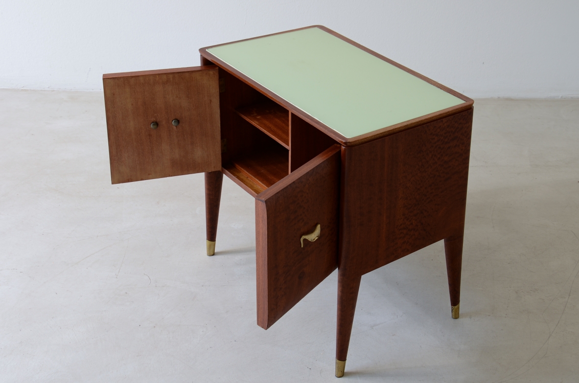 Coppia di comodini con gambe rastremate, puntali e maniglie in ottone 1950
