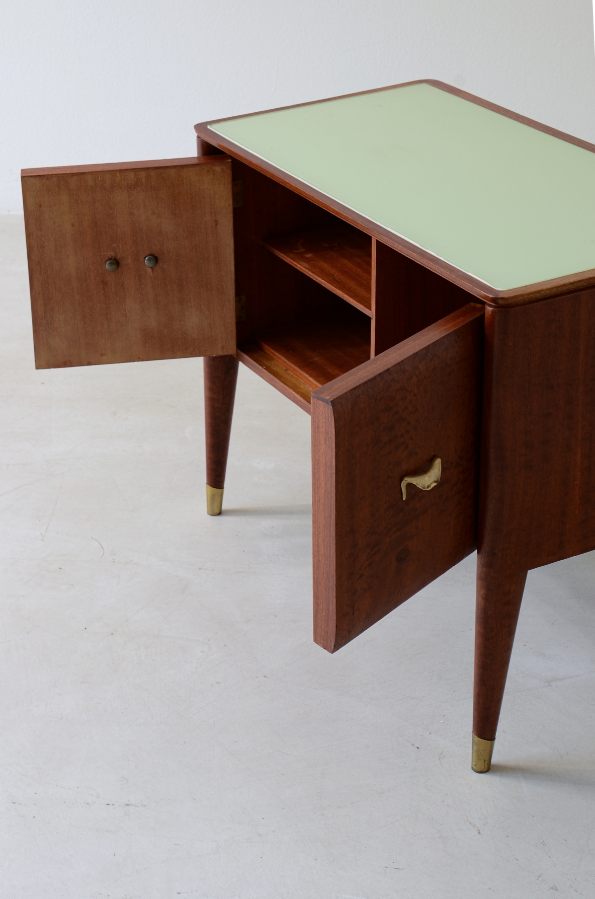 Coppia di comodini con gambe rastremate, puntali e maniglie in ottone 1950