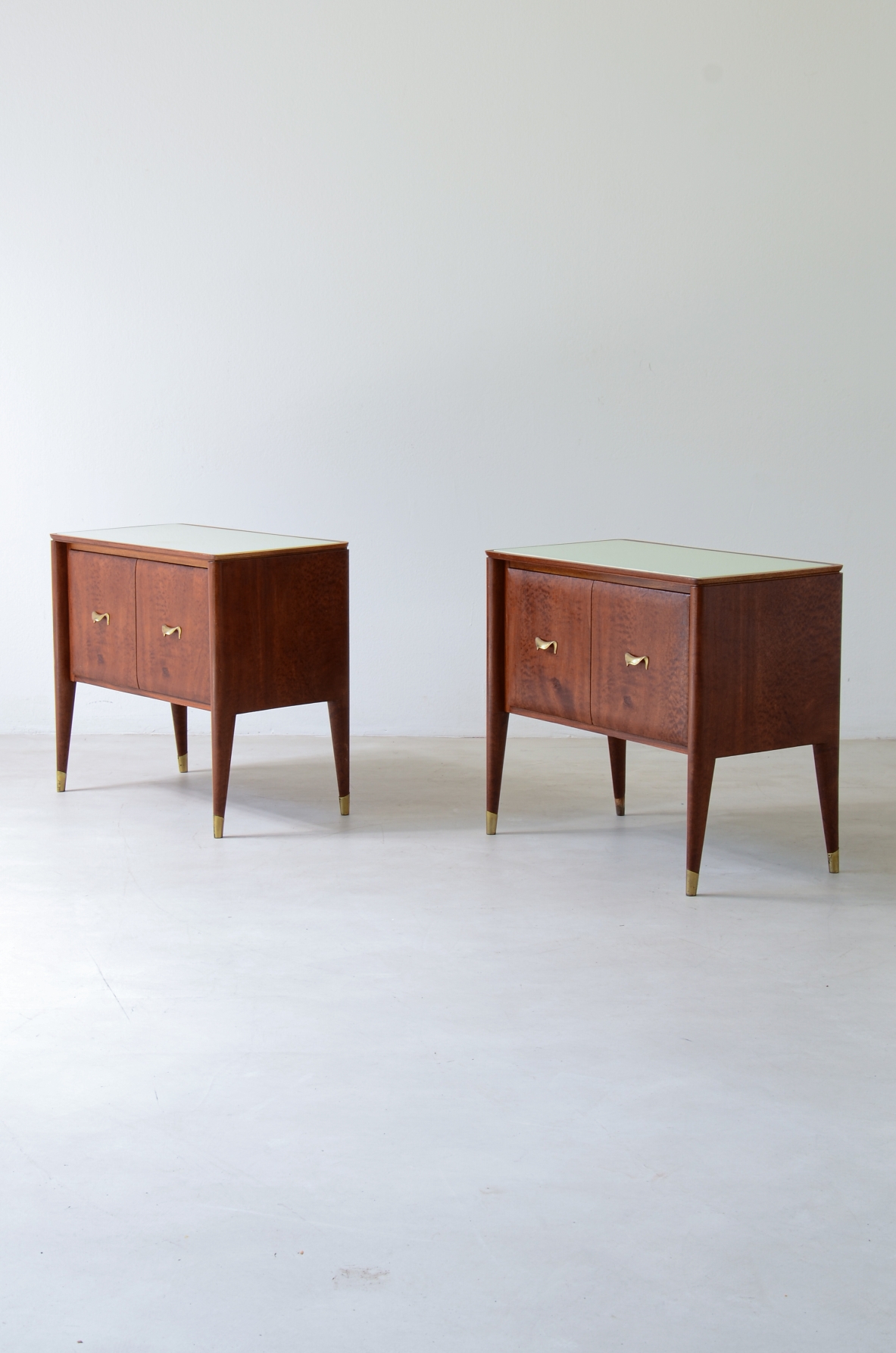Coppia di comodini con gambe rastremate, puntali e maniglie in ottone 1950