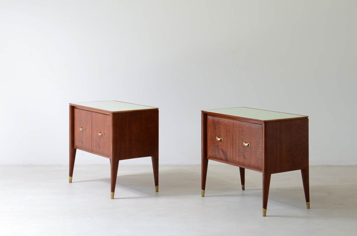 Coppia di comodini con gambe rastremate, puntali e maniglie in ottone 1950