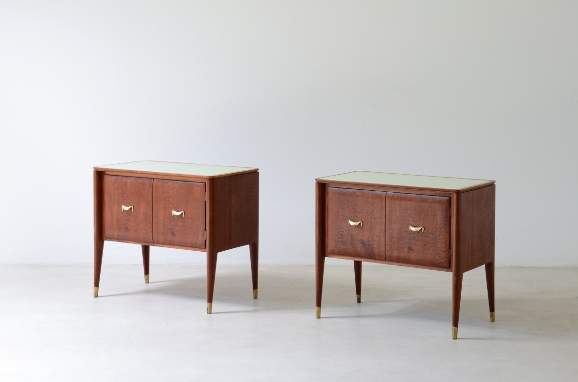 Coppia di comodini con gambe rastremate, puntali e maniglie in ottone 1950