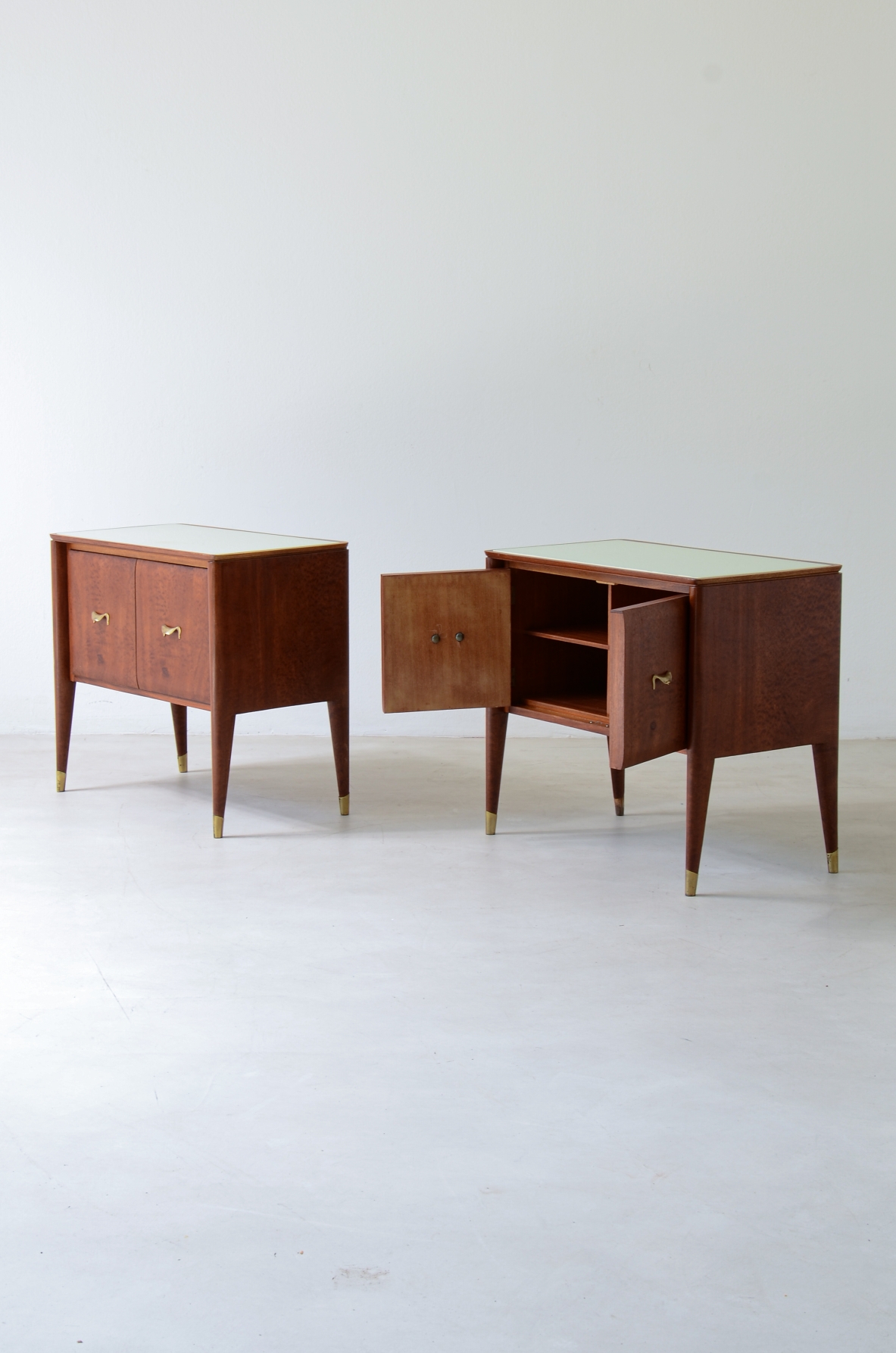 Coppia di comodini con gambe rastremate, puntali e maniglie in ottone 1950
