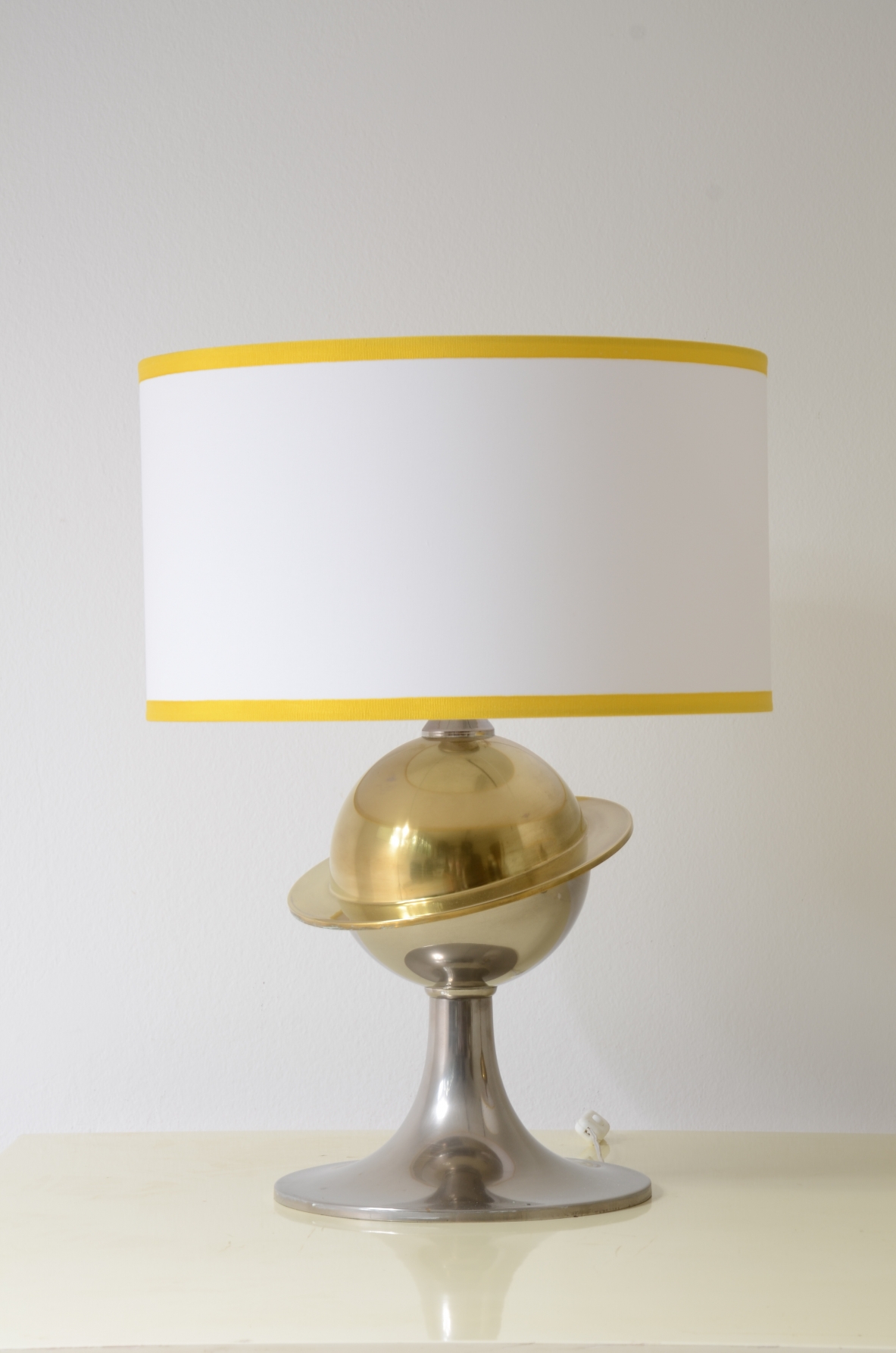 Coppia di grandi lampade da tavolo Space Age con base in ottone