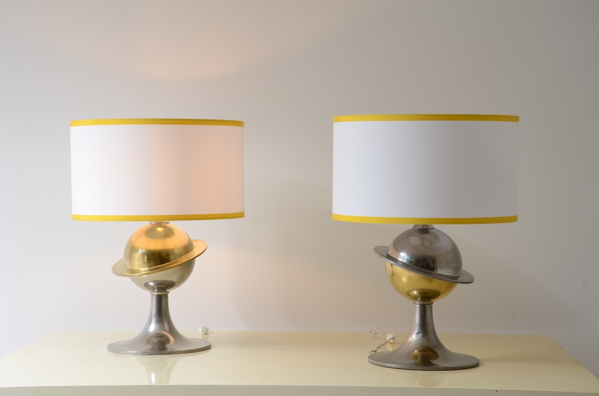 Coppia di grandi lampade da tavolo Space Age con base in ottone