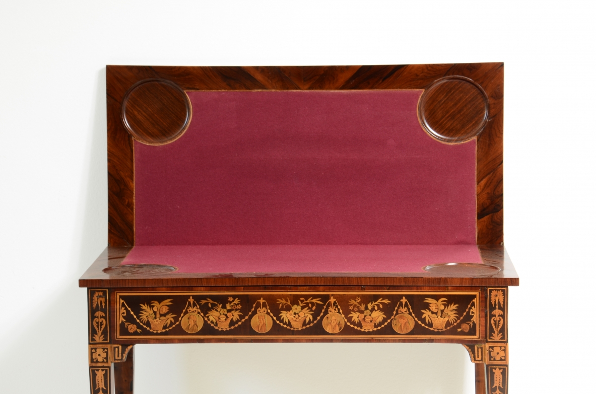 Elegante tavolino da gioco con disegni a intarsio. Interno rivestito in panno.  Manifattura lombarda, epoca Luigi XVI. 1780ca.