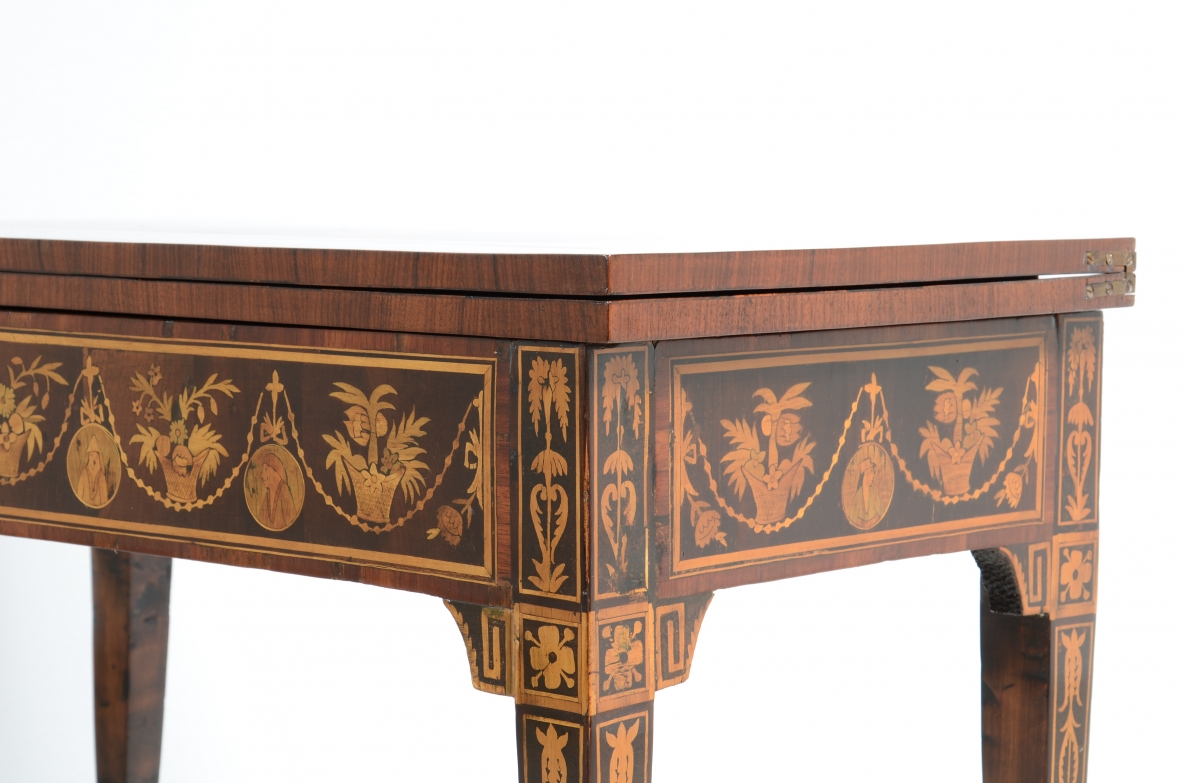 Elegante tavolino da gioco con disegni a intarsio. Interno rivestito in panno.  Manifattura lombarda, epoca Luigi XVI. 1780ca.