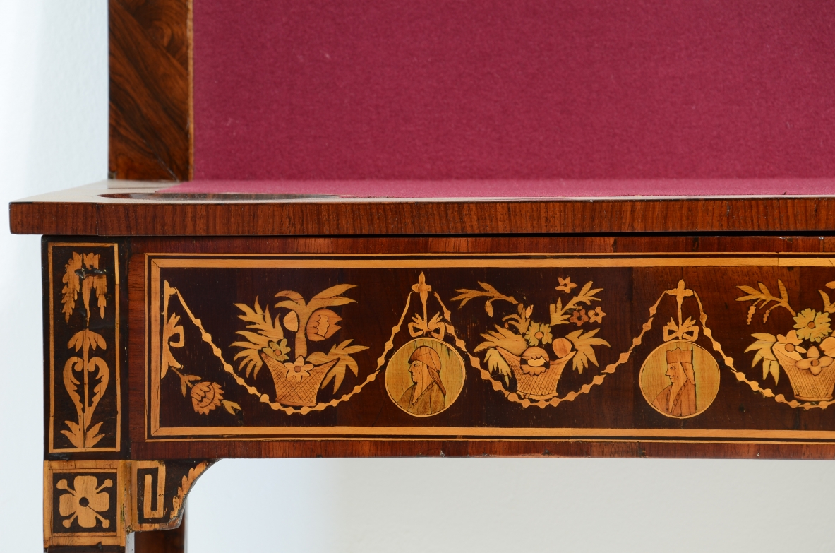 Elegante tavolino da gioco con disegni a intarsio. Interno rivestito in panno.  Manifattura lombarda, epoca Luigi XVI. 1780ca.