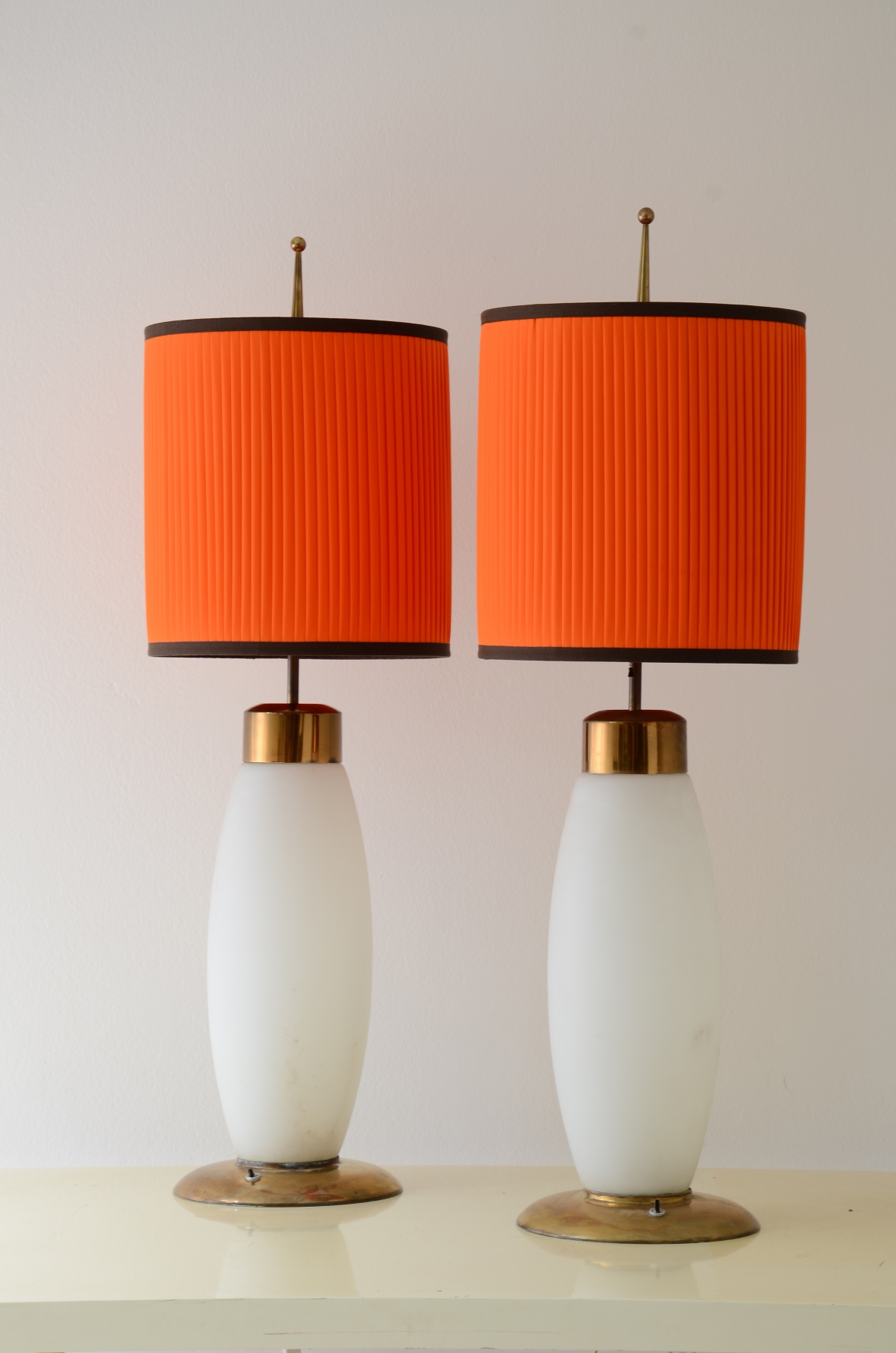 Stilnovo  Coppia di grandi eleganti lampade da tavolo in vetro opaline