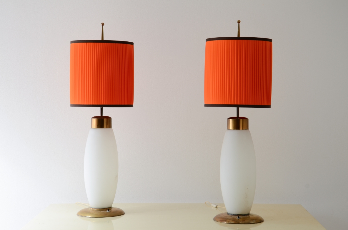 Stilnovo  Coppia di grandi eleganti lampade da tavolo in vetro opaline