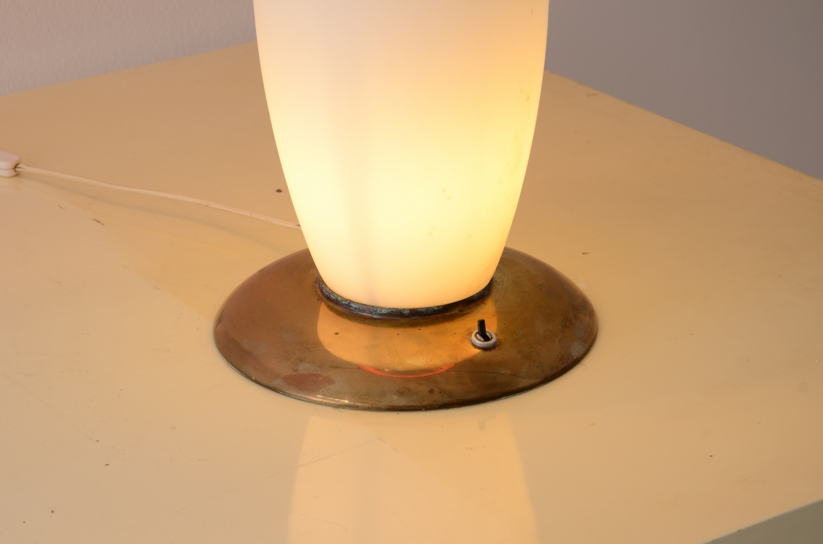 Stilnovo  Coppia di grandi eleganti lampade da tavolo in vetro opaline