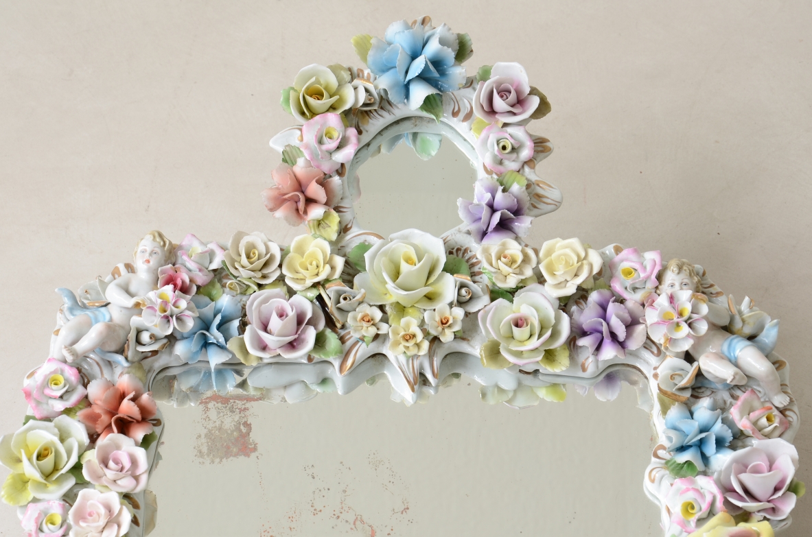 Specchiera con cornice in porcellana policroma a fiori. Manifattura Capodimonte