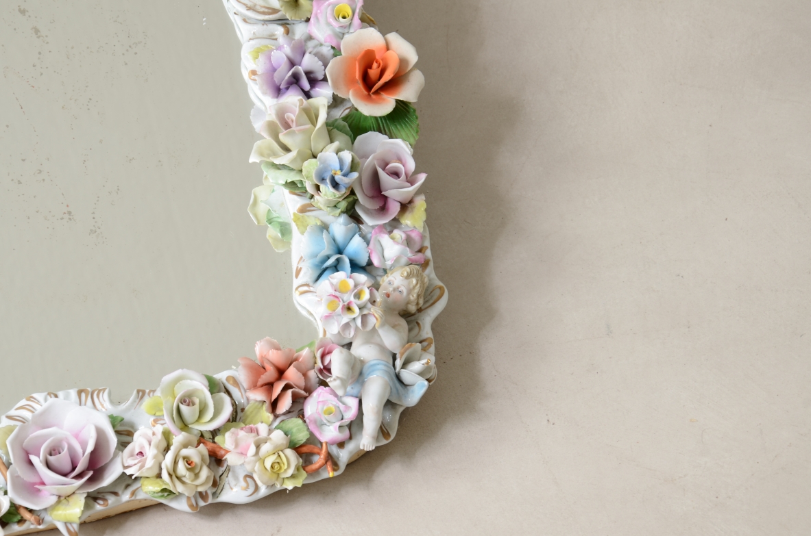 Specchiera con cornice in porcellana policroma a fiori. Manifattura Capodimonte