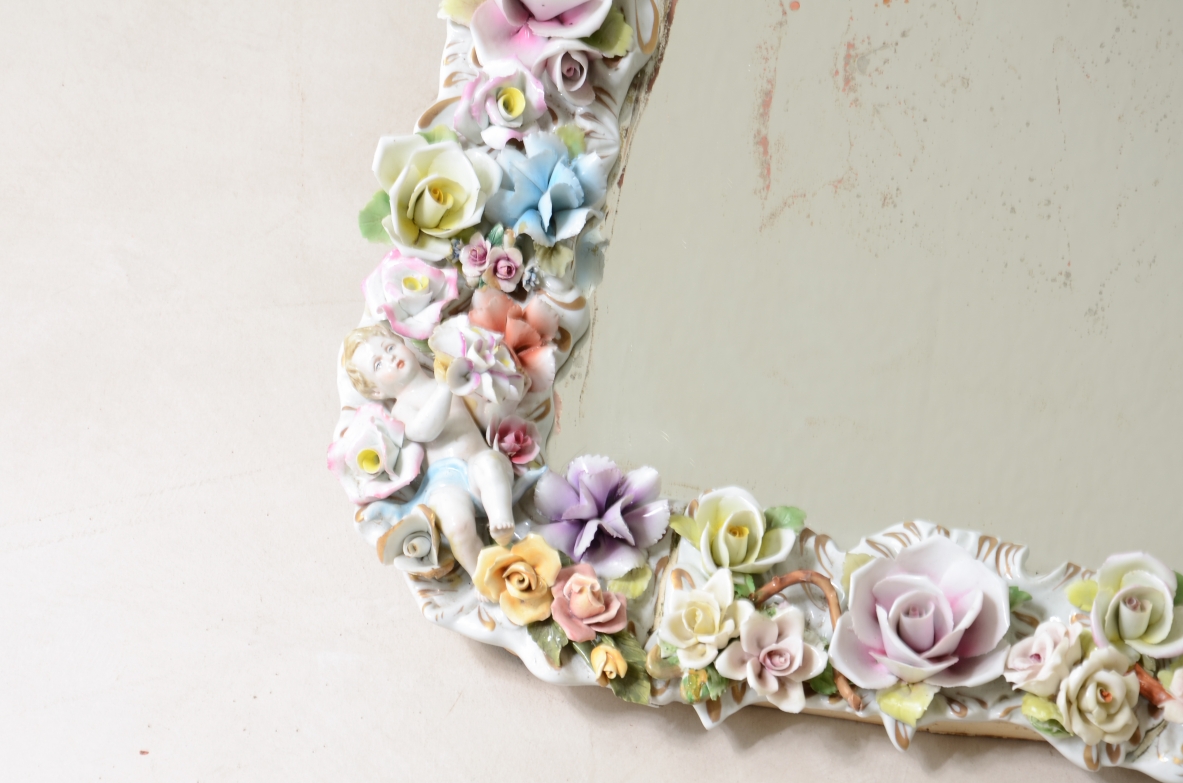 Specchiera con cornice in porcellana policroma a fiori. Manifattura Capodimonte