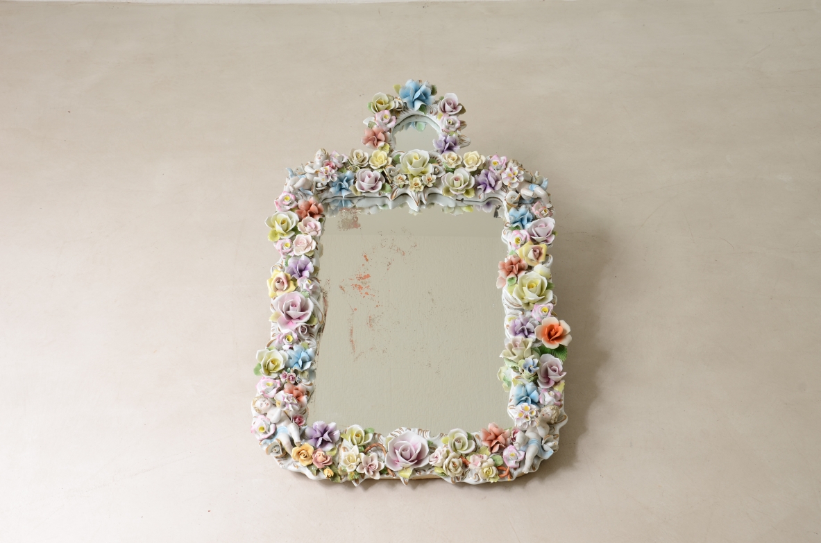 Specchiera con cornice in porcellana policroma a fiori. Manifattura Capodimonte