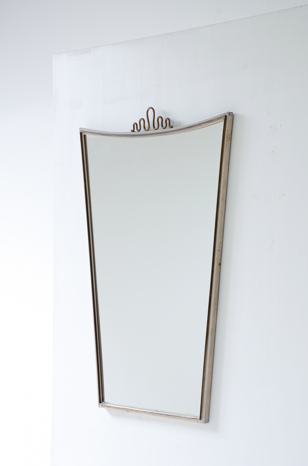 Gio Ponti  Specchiera con cornice in ottone e metallo laccato. 1950