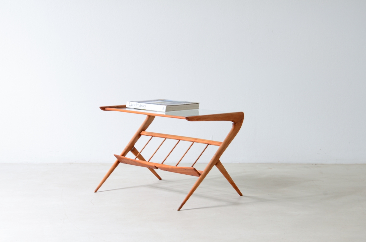 Tavolino in legno di ciliegio con piano in vetro e portariviste. Manifattura italiana anni '50
