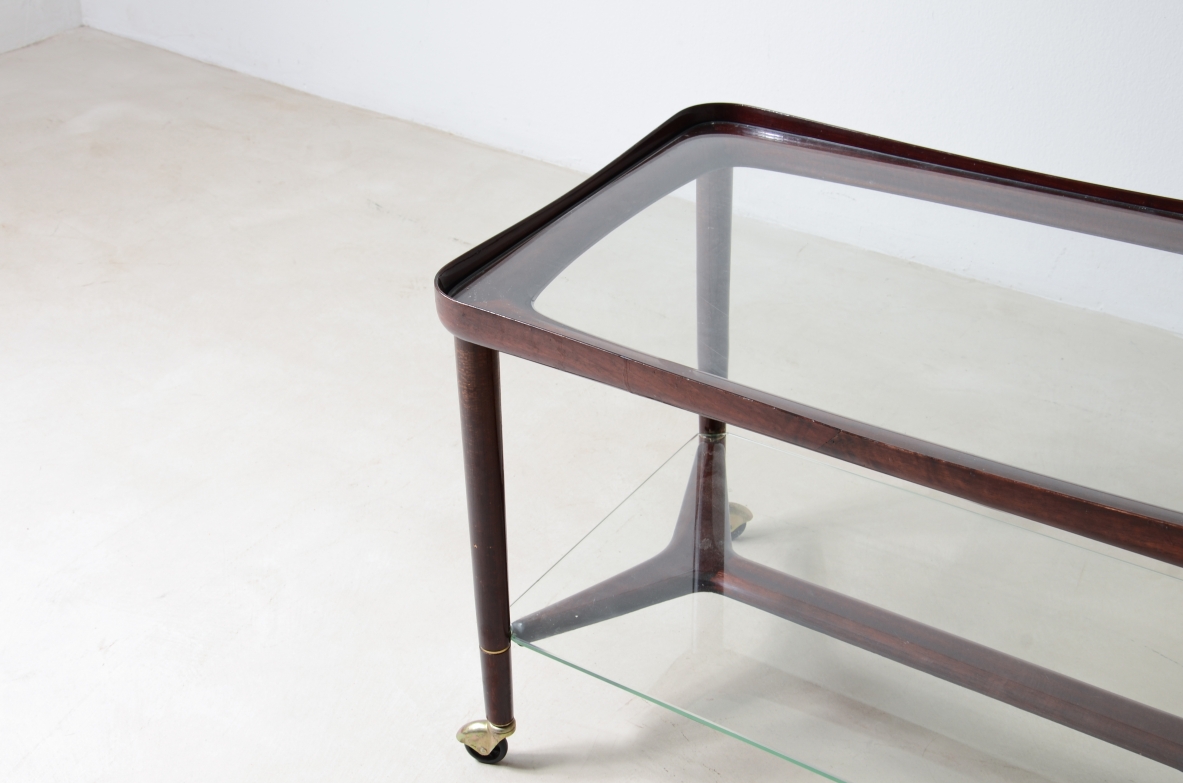 Ico Parisi, Elegante carrello modello 48 in legno tornito e sagomato. Manifattura A. De Fraggis 1950