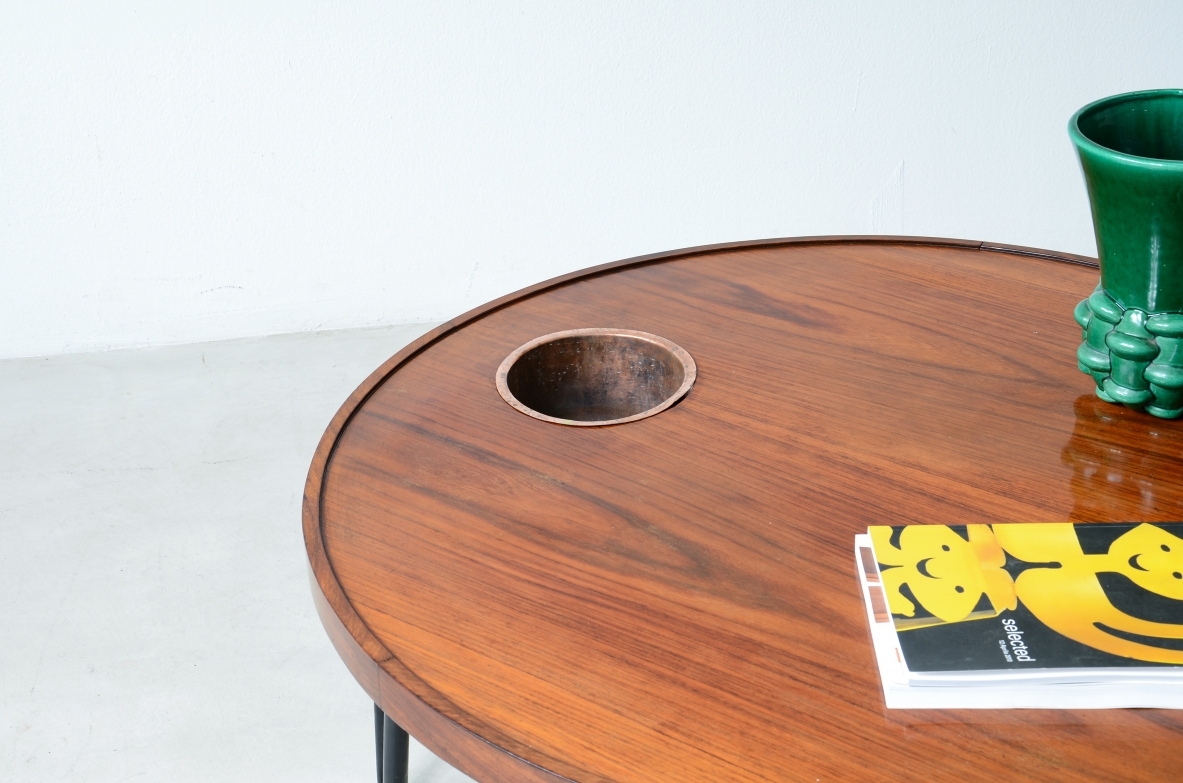 Large coffee table with wooden top and copper object holder, Italian manufacture 1950s.