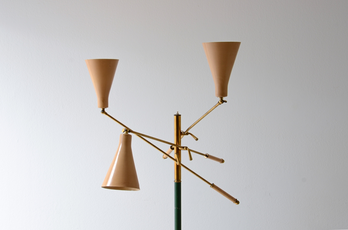 Stilnovo 1950 Lampada da terra con stelo centrale e tre bracci in ottone