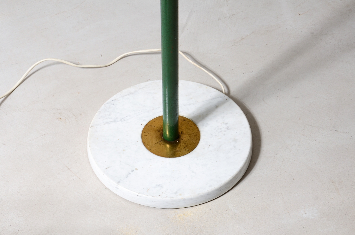 Stilnovo 1950 Lampada da terra con stelo centrale e tre bracci in ottone