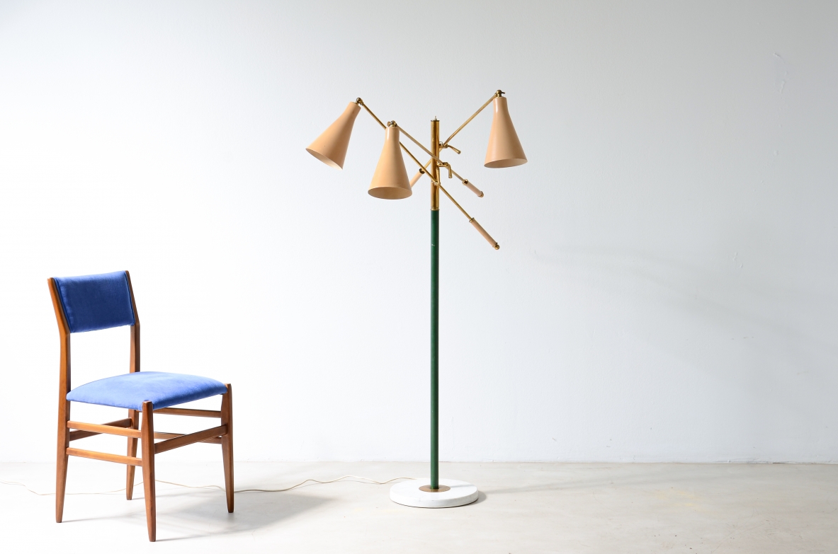 Stilnovo 1950 Lampada da terra con stelo centrale e tre bracci in ottone