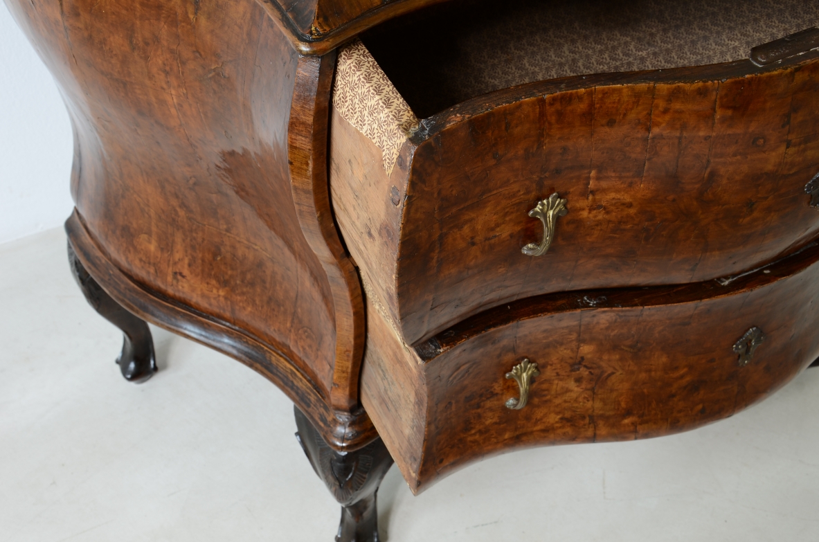 Rare small-sized piece of furniture veneered in walnut and walnut root. Venetian manufacture, Venice 1740-1950ca.