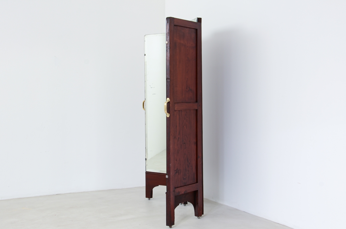 Specchiera da sartoria con struttura in legno e maniglie in ottone. 1930