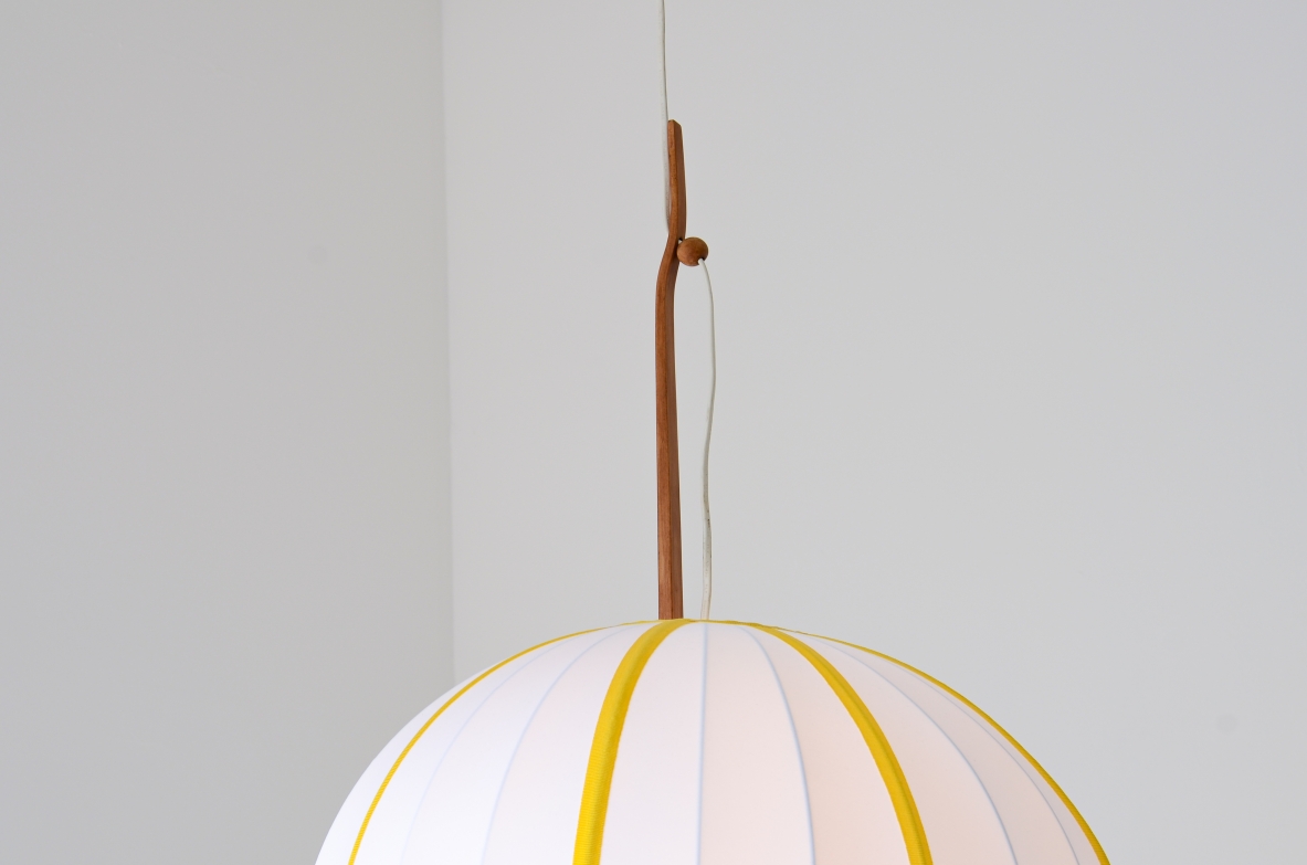 Hans Agne Jacobsson  Grande lampadario in tessuto rigato e asta sagomata in tek. svezia anni 60