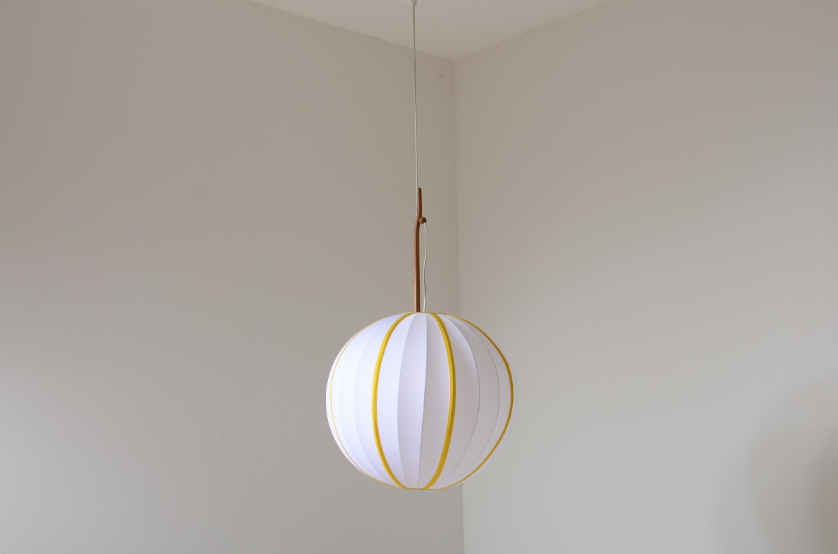 Hans Agne Jacobsson  Grande lampadario in tessuto rigato e asta sagomata in tek. svezia anni 60