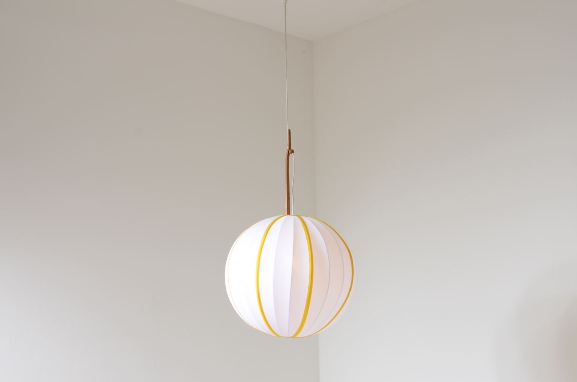 Hans Agne Jacobsson  Grande lampadario in tessuto rigato e asta sagomata in tek. svezia anni 60