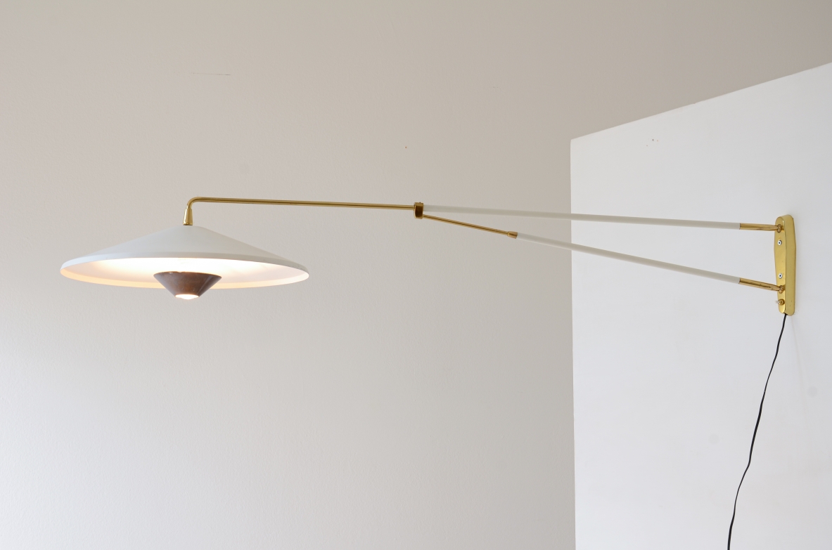 Giuseppe Ostuni Rare wall lamp adjustable in all positions with extendable arm. Oluce 1950