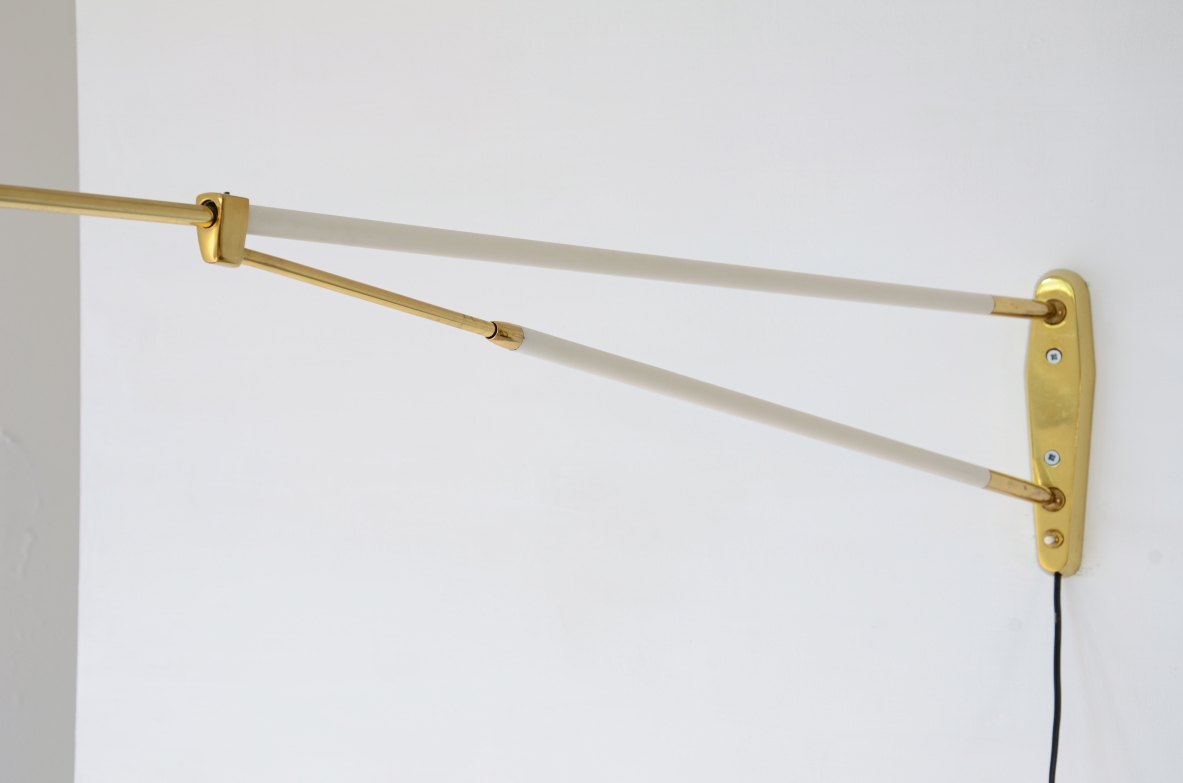 Giuseppe Ostuni Rare wall lamp adjustable in all positions with extendable arm. Oluce 1950