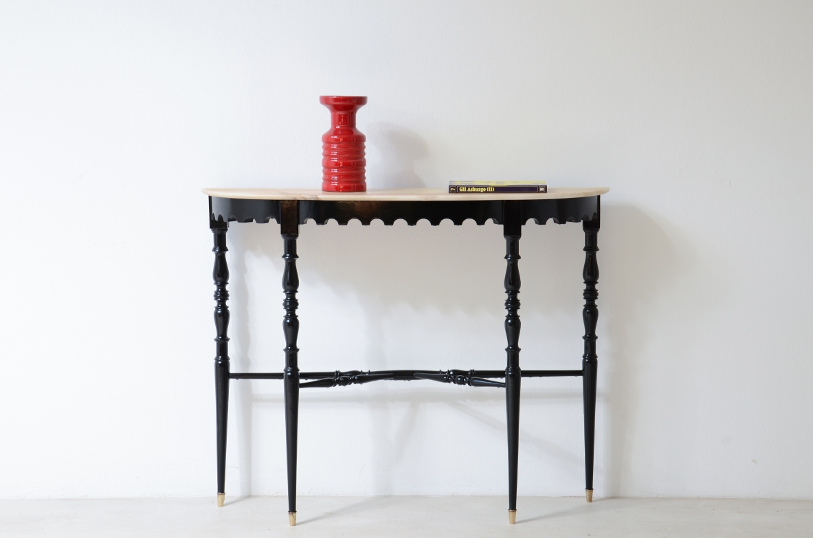 console in legno sagomato e tornito con sottili gambe. Manifattura italiana anni 40.