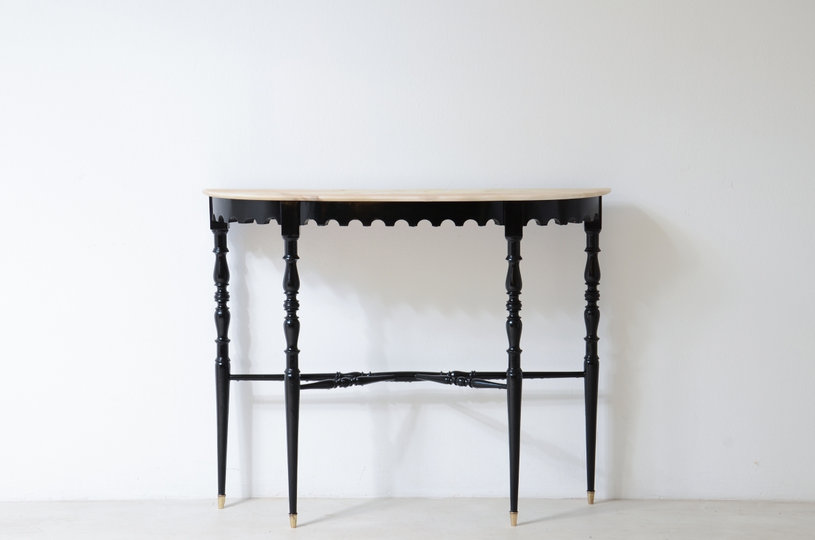 console in legno sagomato e tornito con sottili gambe. Manifattura italiana anni 40.