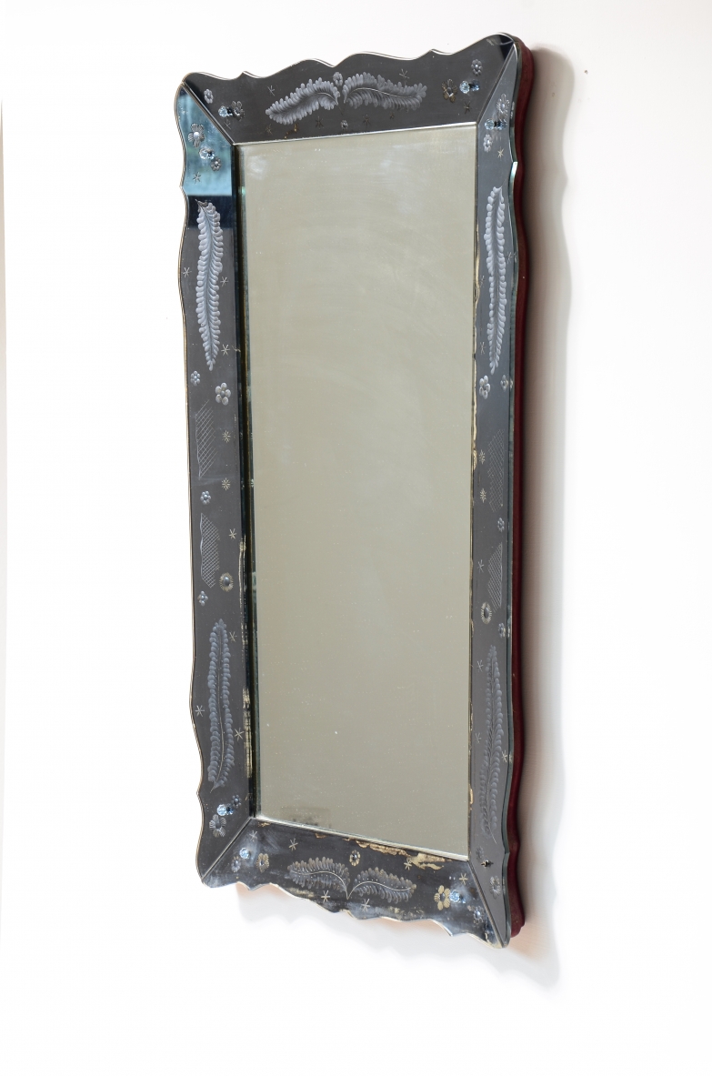 Pietro Chiesa. Elegante specchiera con cornice sagomata in vetro molato e inciso, piccoli decori in vetro.  Prod. Fontana Arte 1940ca.